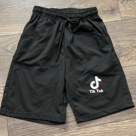 Tik Tok Kid’s 2 Piece Set Red‎ T Shirt & Black Shorts With Pockets Size 8/10 - Picture 7 of 10